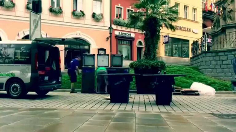 Třídění odpadu s novým lisovacím kontejnerem, mají jako první Karlovy Vary