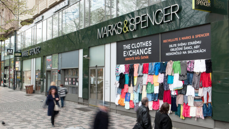 Nový život pro staré oblečení. Módní řetězce spouští kampaně na recyklaci obnošených kousků