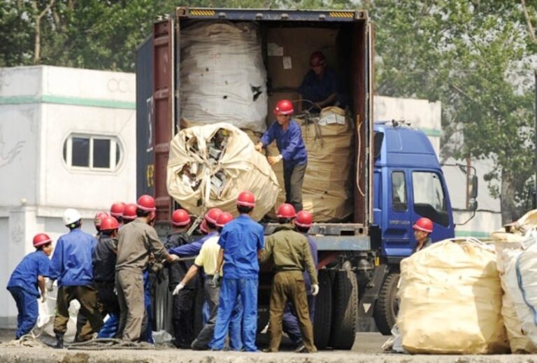 Stovka zatčených, zavřeno více než 100 podniků zabývající se recyklací odpadu.