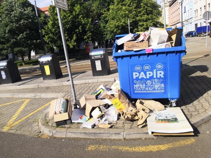 Třídění odpadního papíru