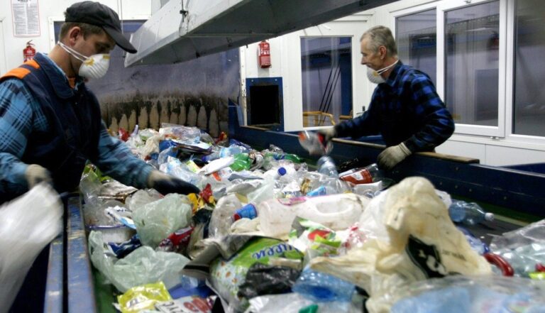 Nerecyklovatelné přebytky z třídění plastů nikdo nechce, zapáchají a plní sklady