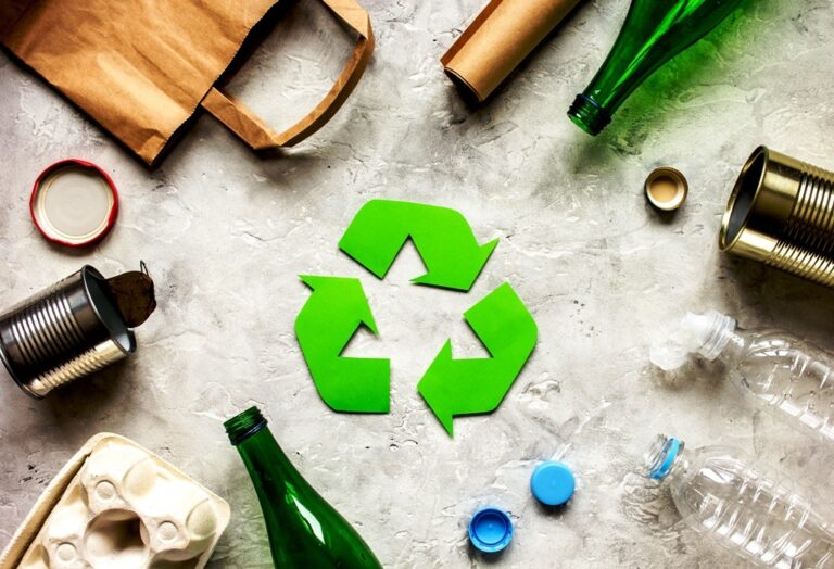 Motivovat průmysl k lepší recyklaci a řešit globální problém s odpady