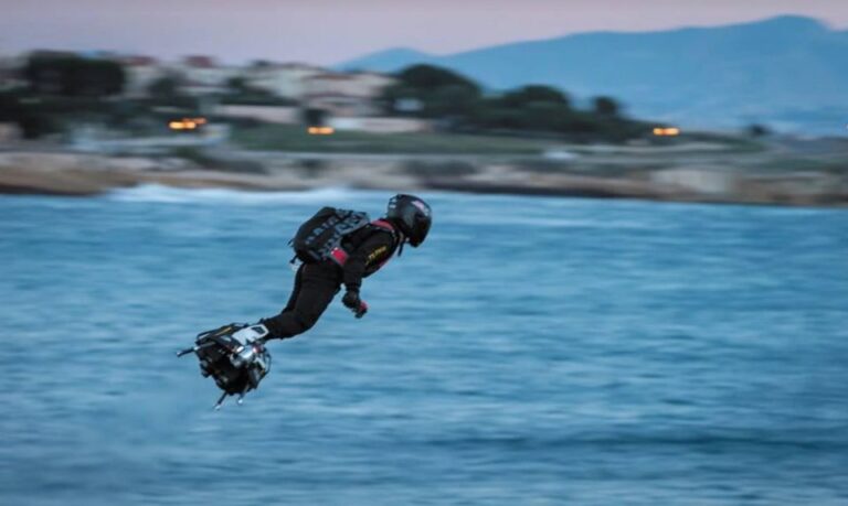 Franky Zapata podruhé překonal kanál oddělující starou dobrou Anglii od zkažené Francie.