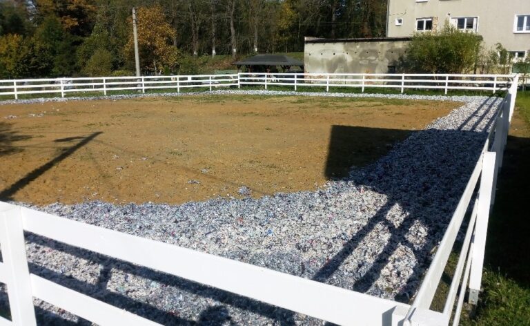 Recyklace nebo upcyklace pro textilní odpady s využitím materiálu pro jízdárny nebo specializovaná sportoviště?