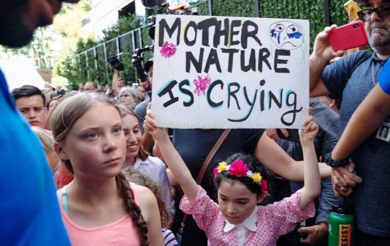 Greta Thunberg opitá mocí protestuje, mluví nebo mlčí?
