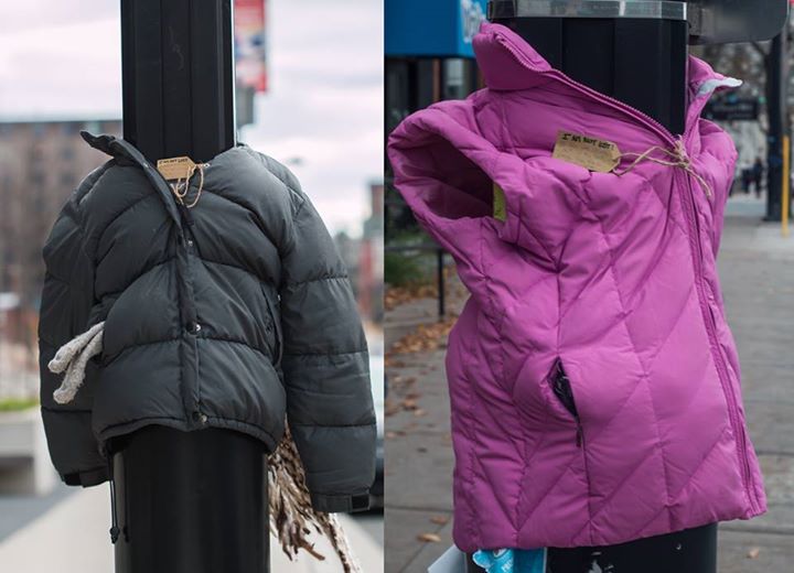 Prevence vzniku odpadu, lidé umísťují teplé oblečení na stromy