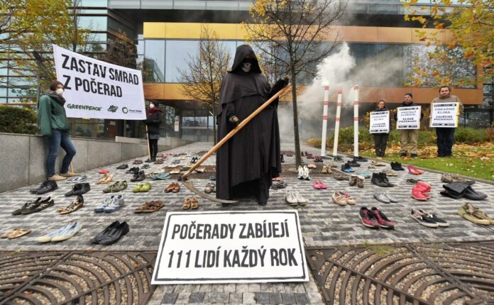 Ekologické organizace předaly petici za uzavření elektrárny Počerady (zdroj: GREENPEACE)