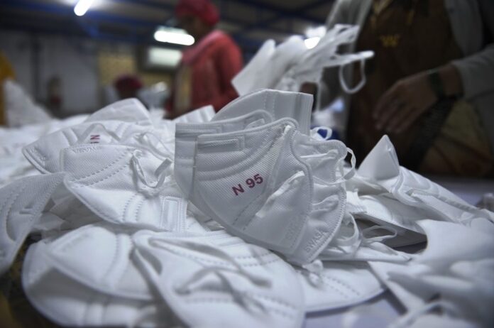 Bude nedostatek respirátorů a ústních roušek?