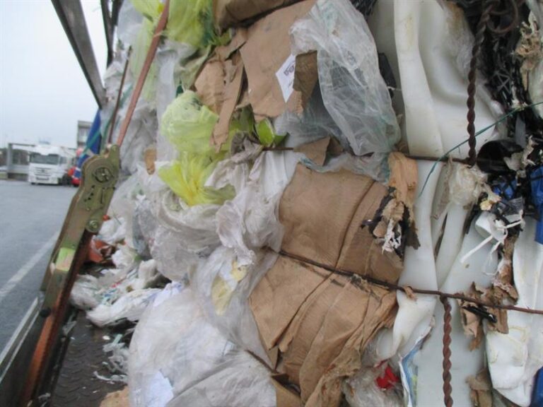 Přepravované směsné odpady, byly deklarovány jako čistý plast nebo pryž