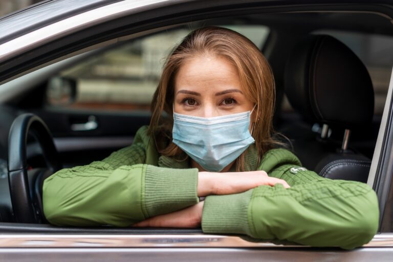 Čeští výrobci roušek, respirátorů a polomasek, brýlí a štítů nebo obleků