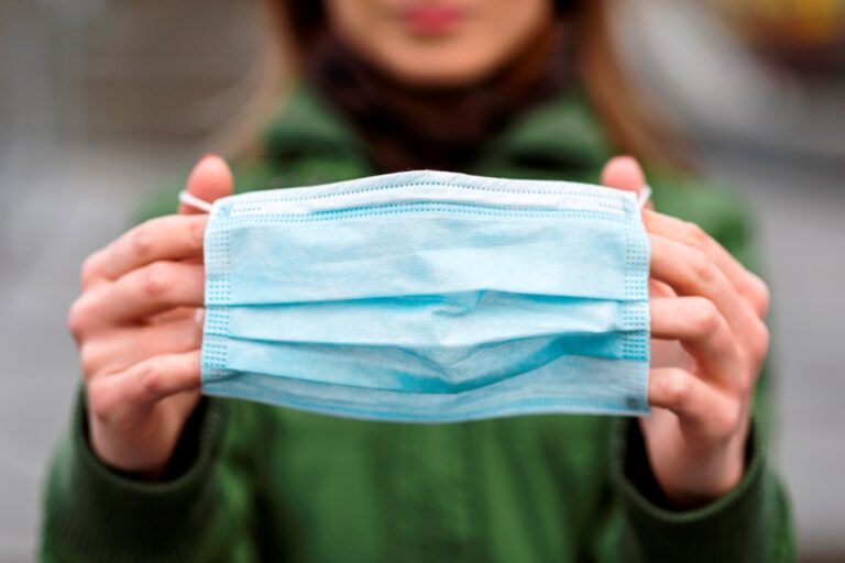 Roušky, respirátory nebo rukavice, jak správně naložit s tímto odpadem