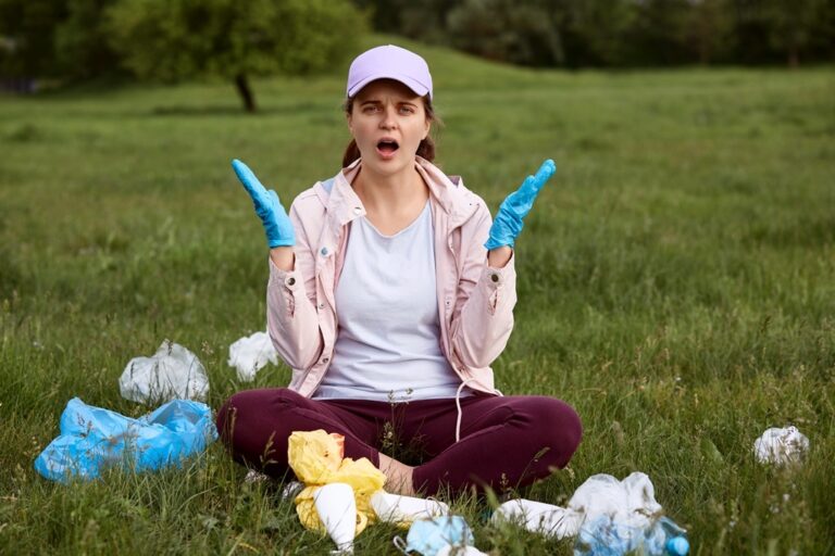 Turistika přinesla velké množství odpadků, jednorázových obalů a plastů.