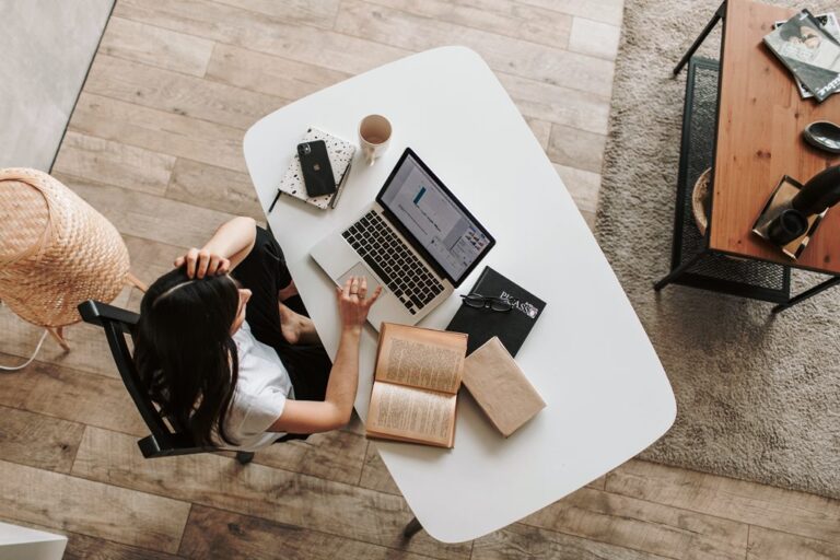 Při práci z domova v době koronaviru častěji používáme domácí počítače