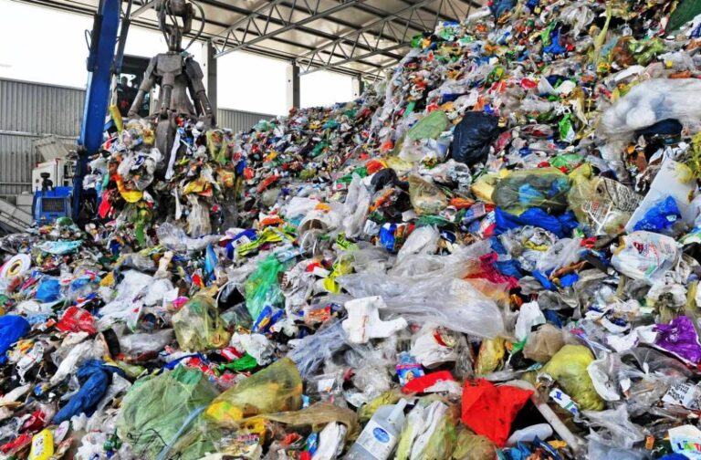 Co ovlivní nové evropské daně na nerecyklovaný plastový odpady?