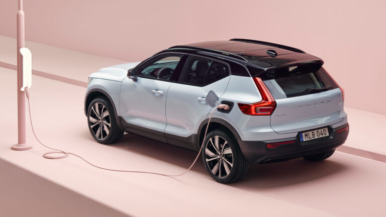 Volvo Cars zahájil výrobu plněelektrického modelu XC40 Recharge