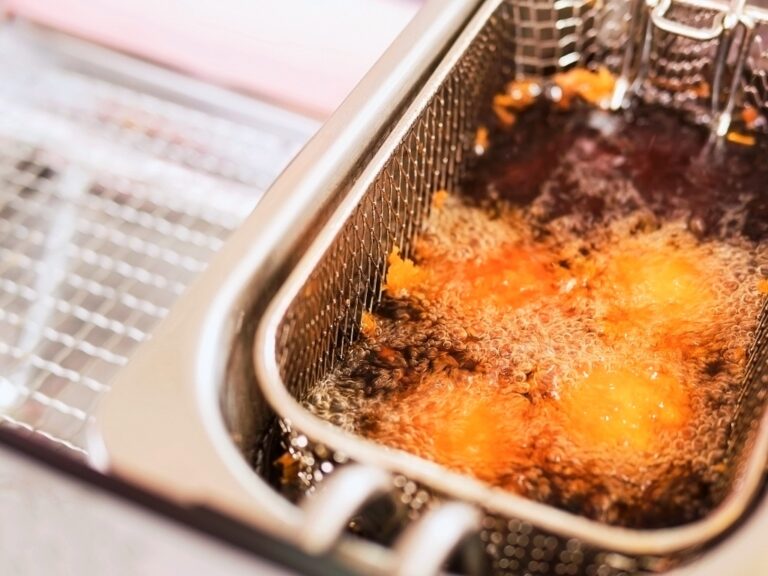 Jak správně nakládat s jedlými oleji a jak funguje jejich recyklace