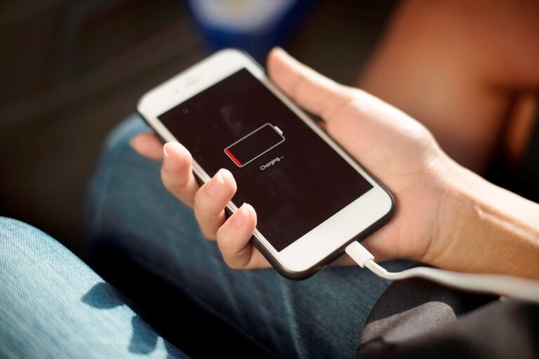 Trh s prodejem baterií do mobilních přístrojů ovlivnila pandemie koronaviru