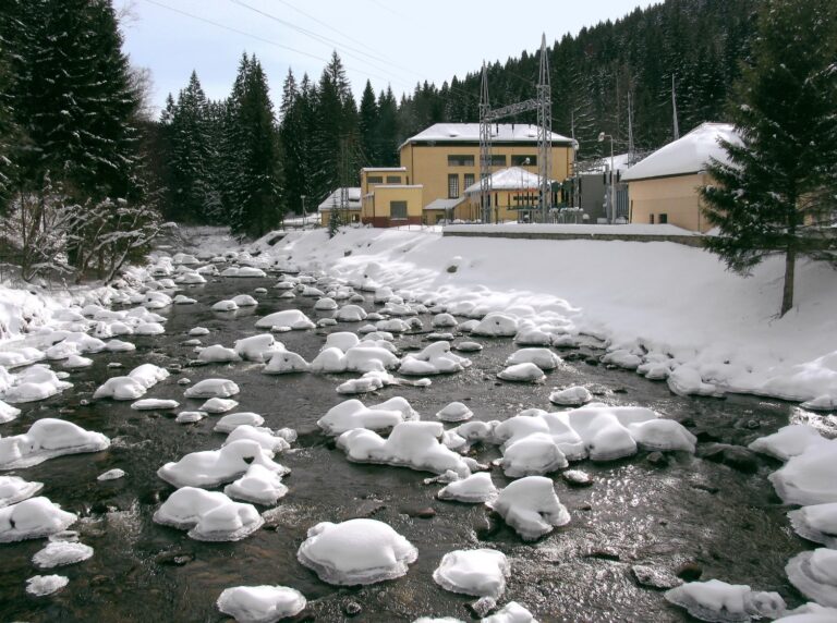 Malé zelené elektrárny, které využívají vodu, jako zdroj energie