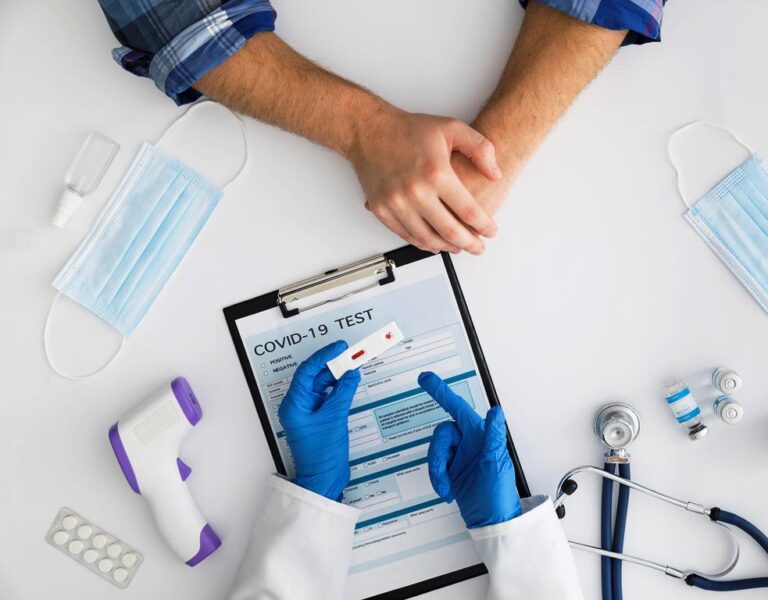 Povinné testování zaměstnanců na covid budou muset zajistit i malé firmy