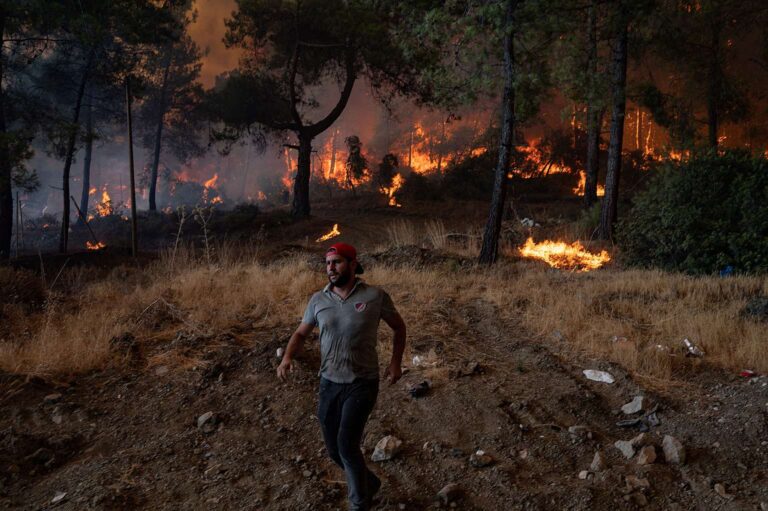 Rozsáhlé požáry v Turecku ničí lesy i vesnice