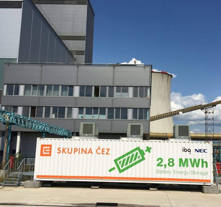 Tušimická baterie umí obnovit rovnováhu frekvence elektřiny do 30 vteřin.